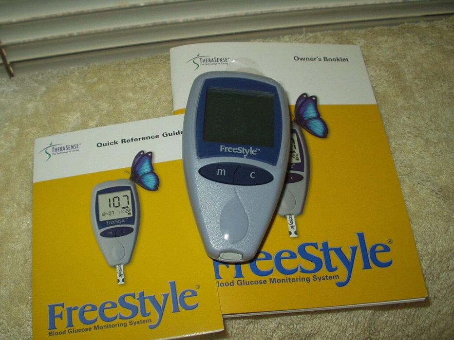 freestyle therasense blood glucose meter monitor case and manuals rare