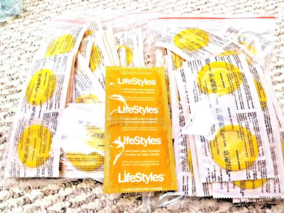 LOT OF 24 FLAVORED  LIFESTYLES LATEX  BANANA  CONDOMS EX/11/2022