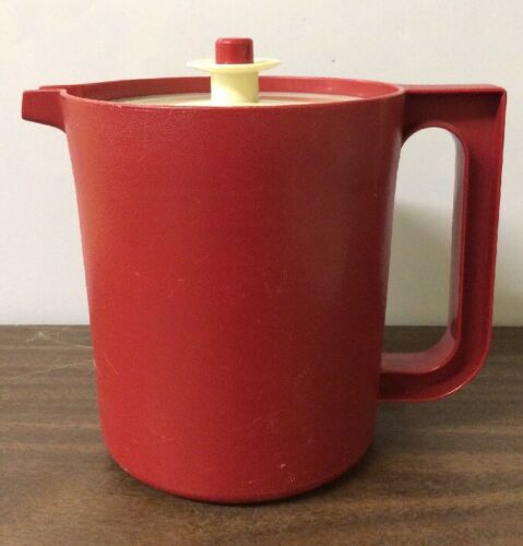 VTG TUPPERWARE PITCHER W/ PUSH BUTTON SUCTION LID MAROON RED 1.5 Qt. 1575-7