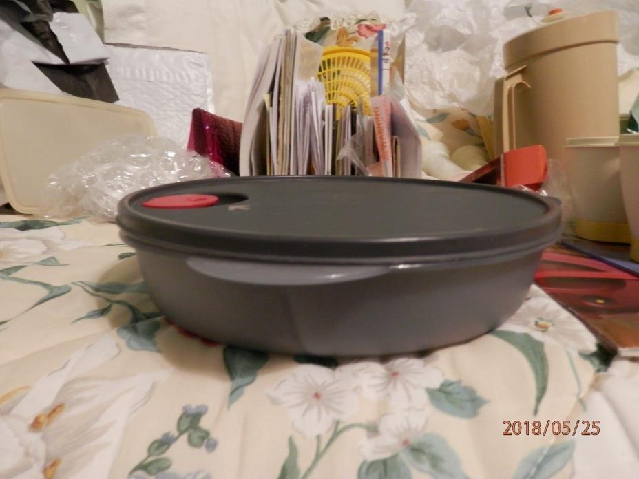 TUPPERWARe reheatable CRYSTALWAVE10' DIVIDED ROUND DISH NAVY BLUE #3284 =L2651