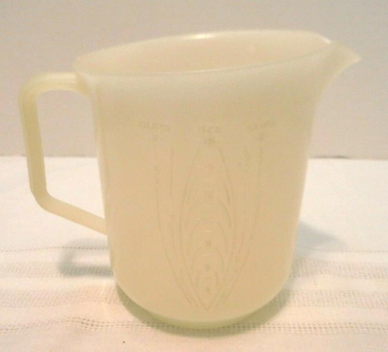 Tupperware vintage 2 cup measuring cup 16 oz #134-3 numbers are faded