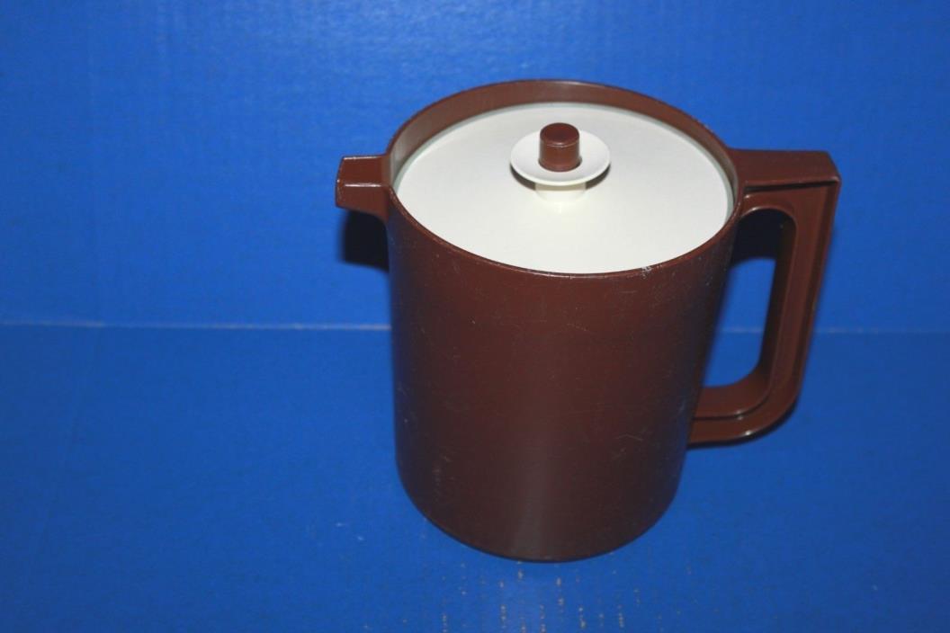 Tupperware 1 1/2 Quart Brown Pitcher With Push Button Lid 1575