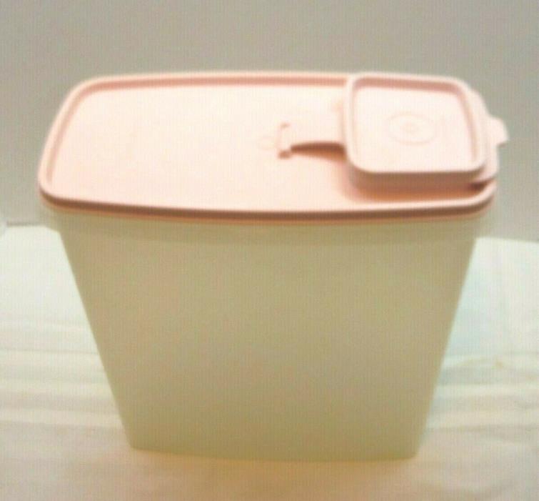 Tupperware Cereal Keeper Store N Pour Large Pink lid