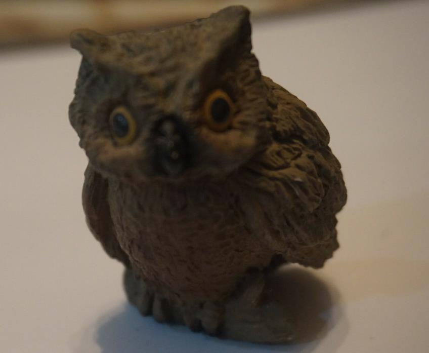 Brown Owl sitting on a limb magnet carved resin   s1s