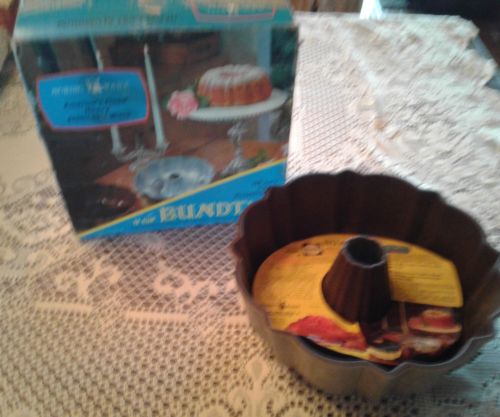 VINTAGE NORDIC WARE 12 CUP BUNDT PAN