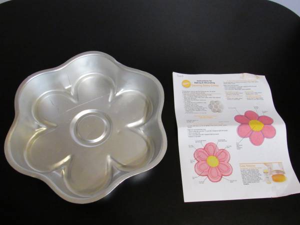 Wilton DANCING DAISY FLOWER Cake Pan with Instructions