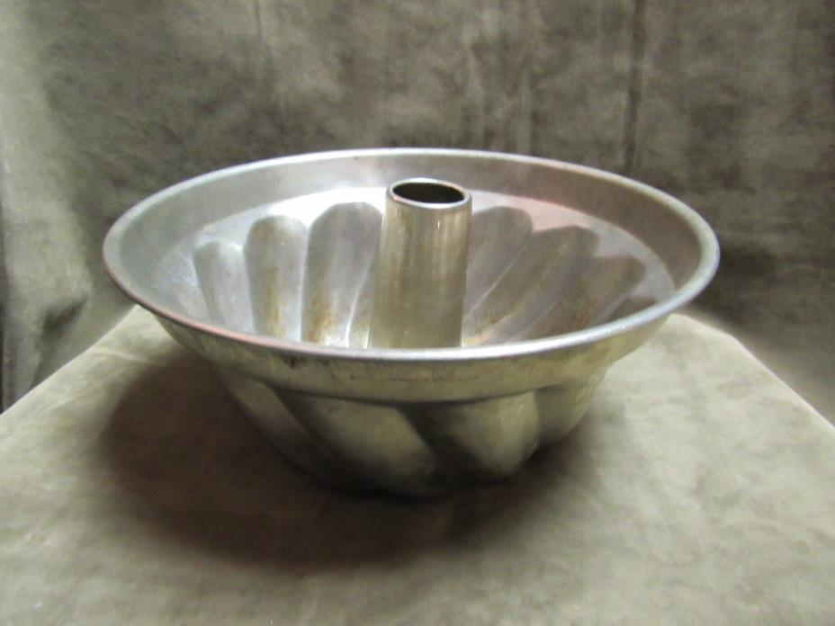 Vintage Heavy Aluminum Metal Swirl Design Bundt / Cake Pan w/Center Cone