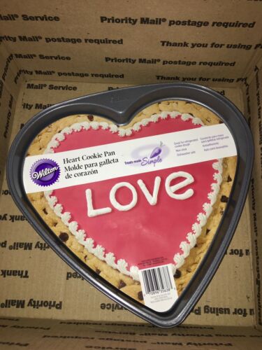 WILTON HEART COOKIE PAN  WITH INSERT 070896356383