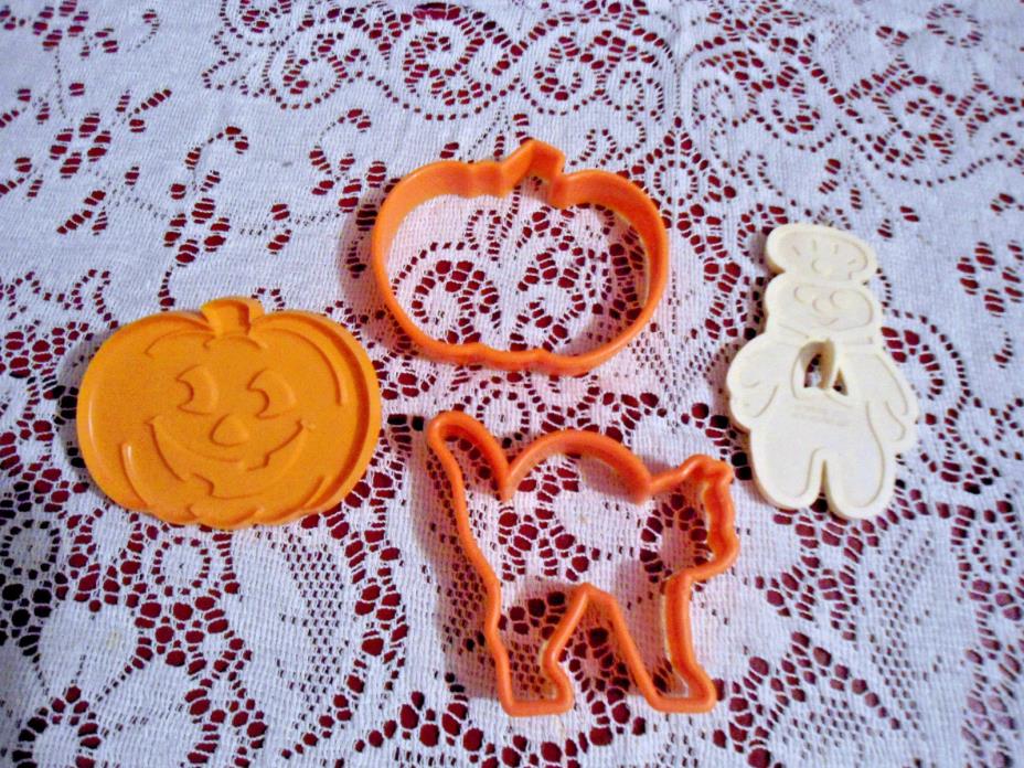 1989 PILLSBURY DOUGH BOY  cookie cutter plus 3 Halloween cutters- never used