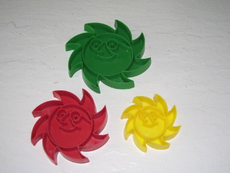 Cookie Cutters SUN GIANT Lot 3 Plastic EUC Baking Red Green Yellow 3