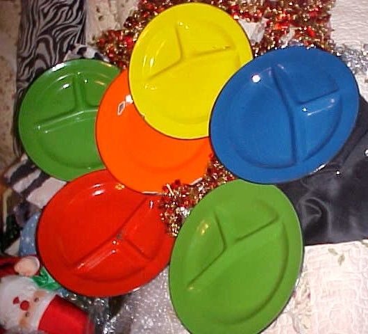 very vtg  Enamelware DINNER PLATES 7 platter as is all colors lg divided