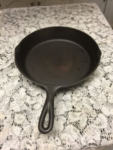 Lodge # 8 Cast Iron skillet 3 Notches  Fire Ring