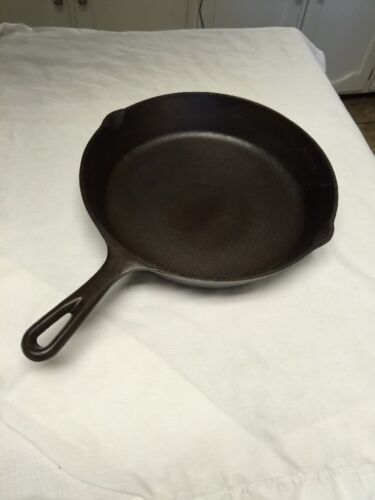 Lodge Cast Iron #7 D Skillet With Smoke Ring