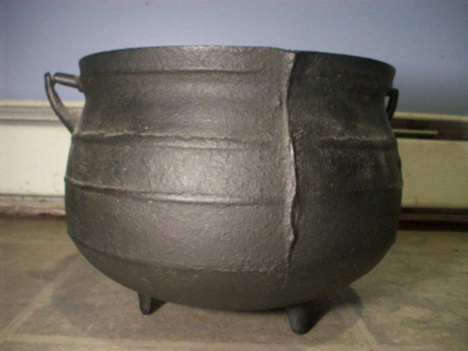 Antique cast iron 2 gallon kettle  gated