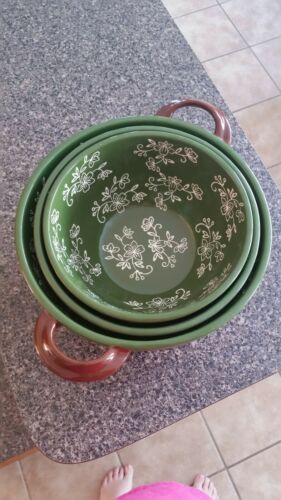 Temptations 3 pc nesting bowls floral lace Green