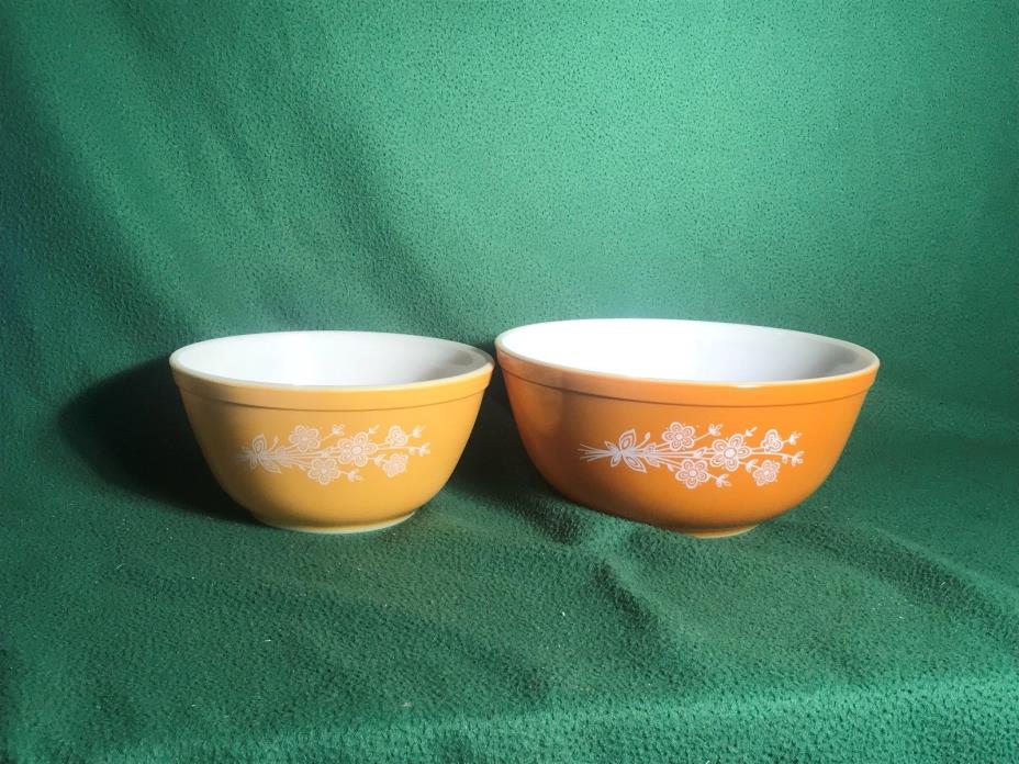 Pyrex Mixing Bowls Orange w/ flowers (set of 2) 1.5 qt & 2.5 qt