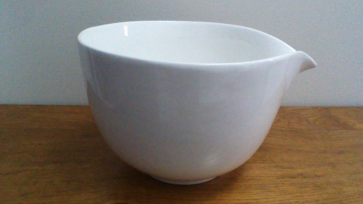 Maxwell & Williams Large Bowl With Spout