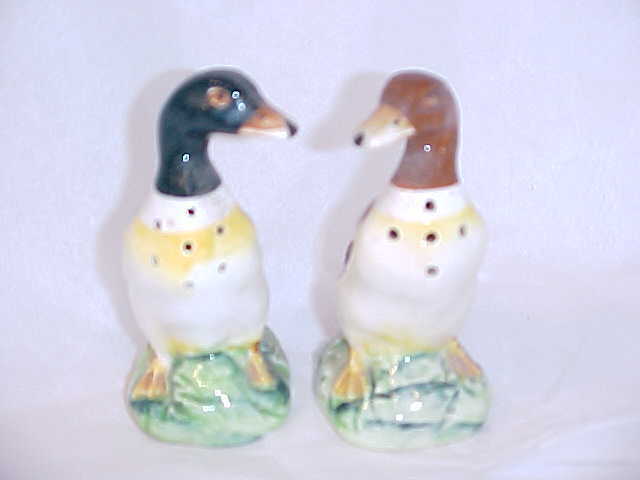 PAIR OF DUCK SALT & PEPPER SHAKERS SET CERAMIC GREAT COLORS Vintage Collection