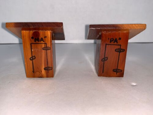 Vintage Souvenir Lincoln’s Birthplace Wooden Outhouse Ma & Pa Salt & Pepper 2”