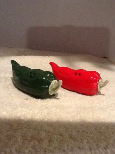 Green and Red Hot Chili Peppers Salt and Pepper Shaker Set  1983 - EUC
