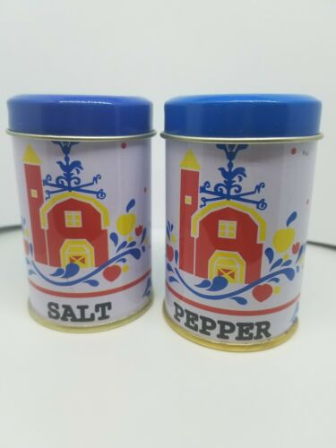 Vtg Farmhouse Country Tin Metal Salt & Pepper Set collectible picnic bbq