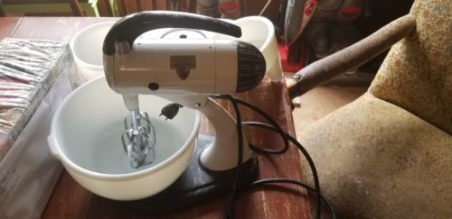 VINTAGE SUNBEAM MIXMASTER & THREE BOWLS & ATTACHMENTS WORKS GREAT white 10 speed