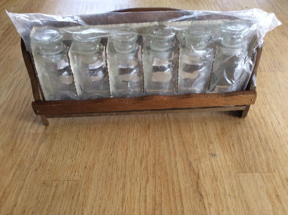 New Vintage spice rack with 6 unused vintage spice bottles! Excellent condition!