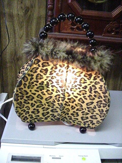 VINTAGE LEOPARD PRINT PURSE  NIGHT LIGHT