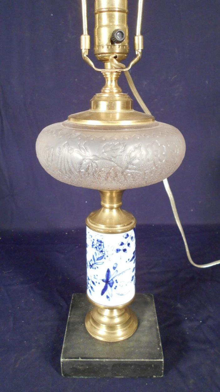 ANTIQUE 19th CENTURY VICTORIAN OIL LAMP ON A BLUE AND WHITE CERAMIC COLUMN