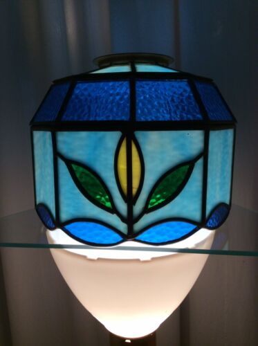 Vintaged Stained Glass Lamp Shade. Excellent Condition Beautiful