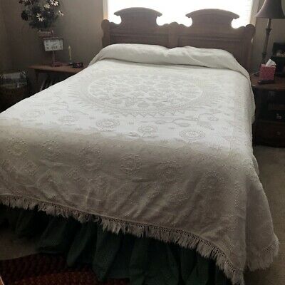 Morgan Jones Full size 100 x 88 White Chenile Bedspread fringe Minuet pattern