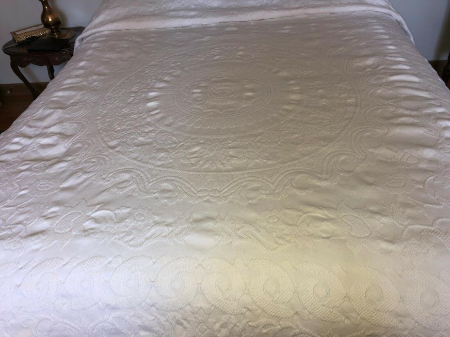 Vtg  Matelasse Queen Bedspread or King Coverlet / White /   Beautiful