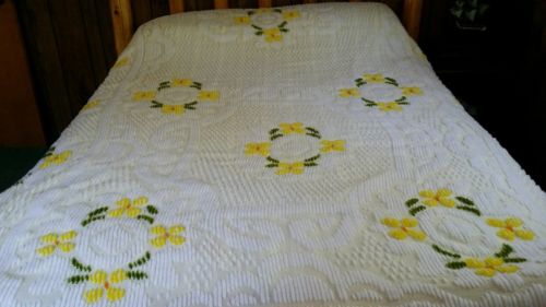 vTg White Yellow Flower Daisy Floral Chenille Bedspread Fringe Blanket