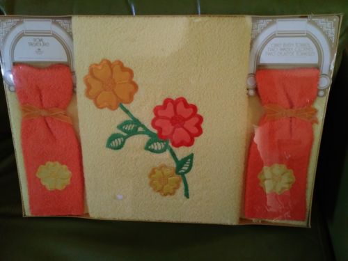 Vintage Bath Towel Guest Towel Washcloth Gift Set Mod Flower Power Yellow