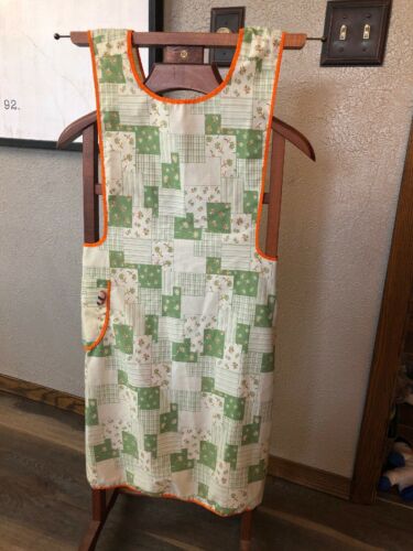 VINTAGE MID CENTURY FARMHOUSE FULL BIB APRON GREEN ORANGE FLORAL PATCHWORK