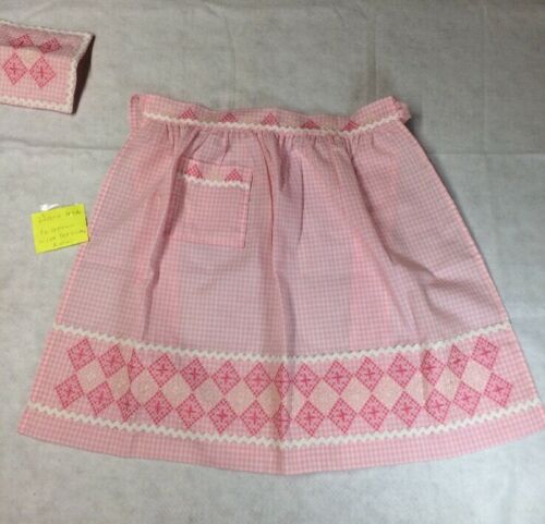 Pink Gingham Embroidered 1/2 apron MINT  includes potholder Beautiful!
