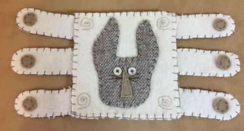 Appliqué Country Table Topper Quilt, Wool, Bunny Rabbit Face, Dots, Embroidery