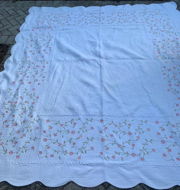 QUILT BEAUTIFULLY MACHINE QUILTED 96 x 100 machine embroidered flowers—excellent