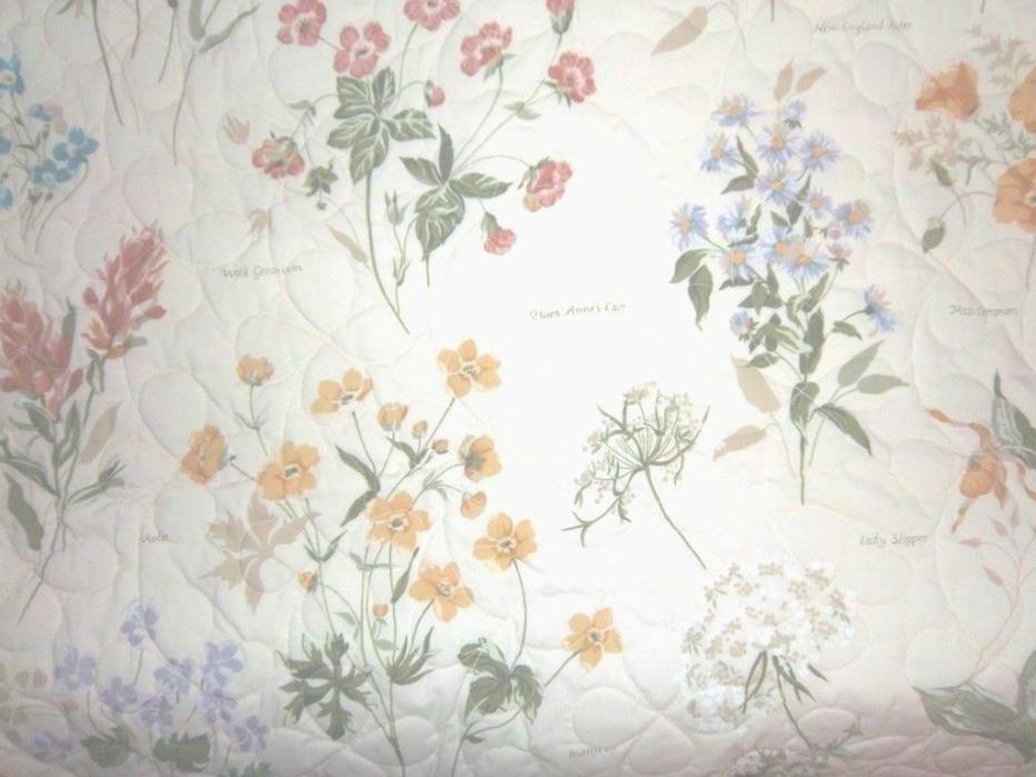 FLOWER PATTERN QUILT WITH VARIOUS FLOWERS IN THE FABRIC