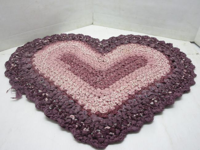 VTG  Heart Shape Hand Made Crochet Rag Rug Purple Brown Mauve Pink 36