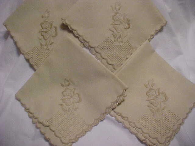 Scalloped Beige Linen Napkins Embroidered Applique Flower - Set of 4 - Unused