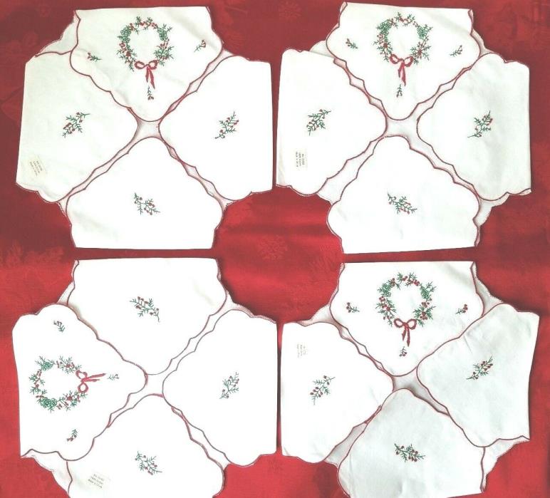 Christmas Holiday Cloth Napkins NEW SET OF 4 Wreath Holly Dinner Table Decor