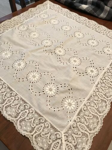 Vintage Table Cover Square Daisies Eyelet Stitching 32x32 Inches Crochet