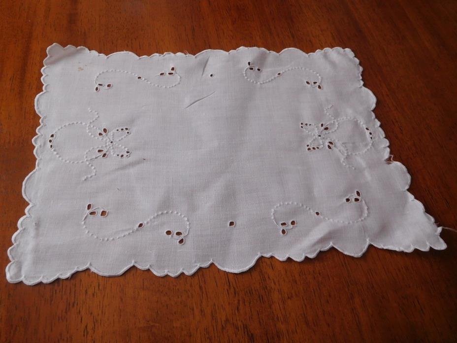 Vintage One White Linen Embroidered Placemat 13