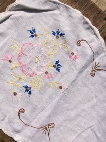 PRETTY VINTAGE RUNNER PiNK ROSES Crochet HAND EMBROIDERED LINEN FLORAL 13”x33”