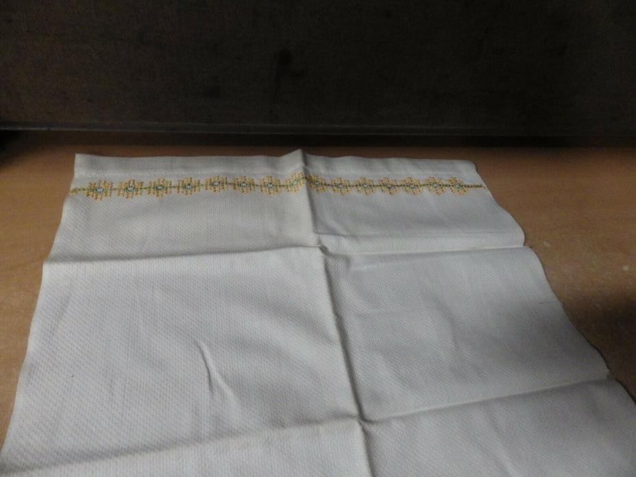 ANTIQUE VINTAGE LINEN HAND KNITTED CROCHETED CUT OUT TABLE RUNNER YELLOW WHITE
