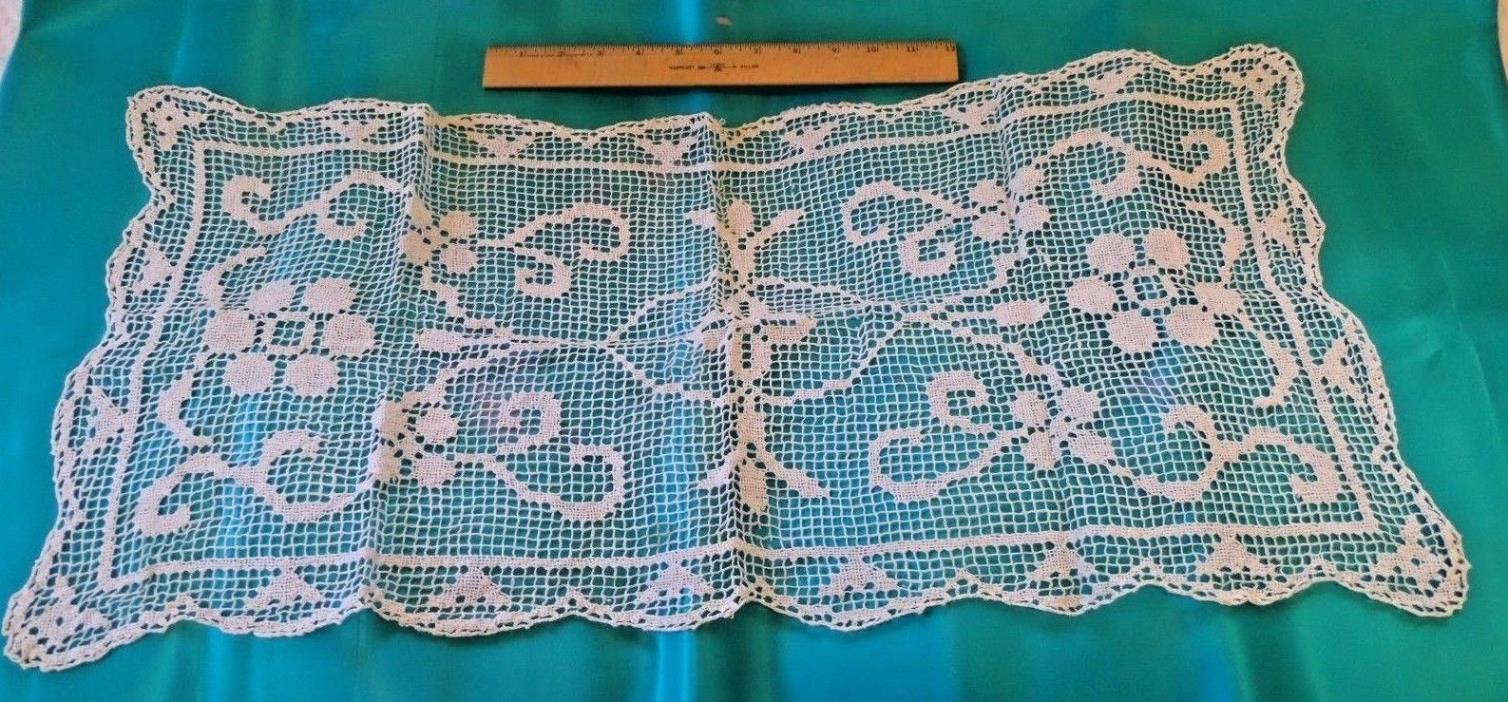 VINTAGE MACHINE-MADE OFF-WHITE COTTON FILET LACE 14X29 RUNNER W/FLORAL PATTERN