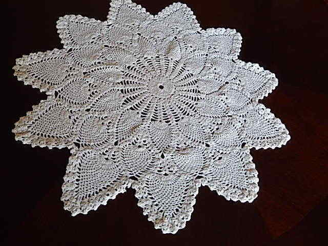 Vintag Ivory White Center Piece Crochet Lace  Cotton Thread 20in Daimeter