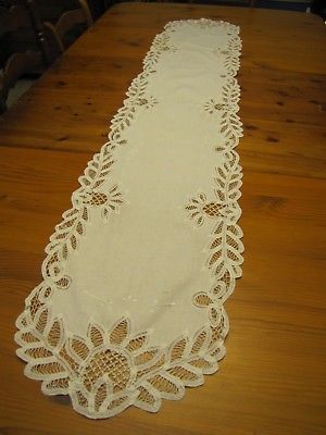 NICE Vtg Battenburg Tape Lace Table Runner Centerpiece Midcentury Linens 50s 60s