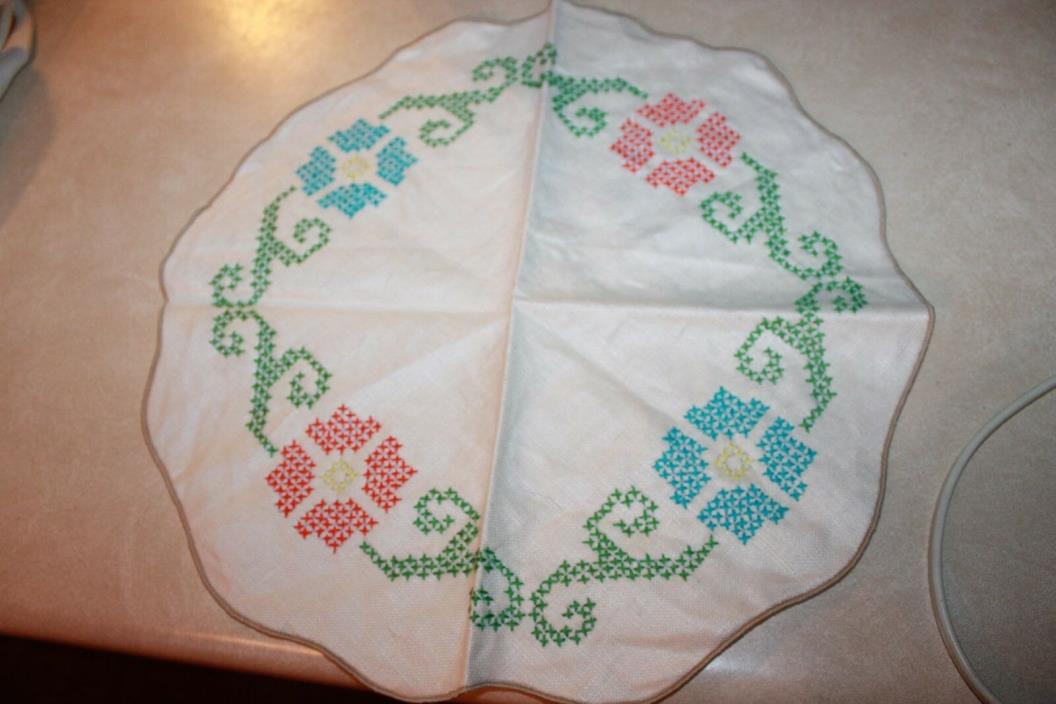 Small Vintage Round White Tablecloth center top Embroidered White Flowers 13